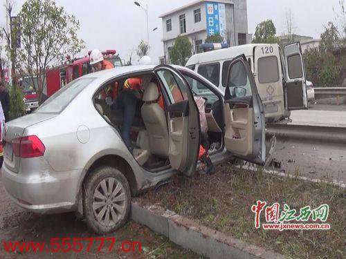 江西萍乡现诡异车祸现场 消防官兵：不知怎么撞的
